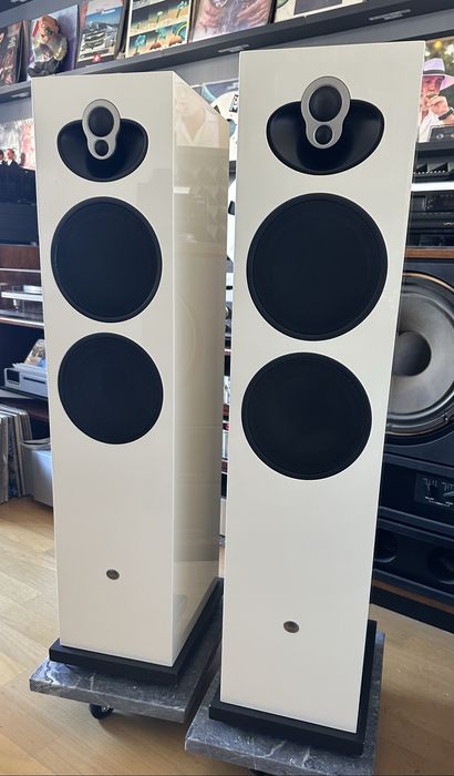 Linn Majik 140 - colunas de chão