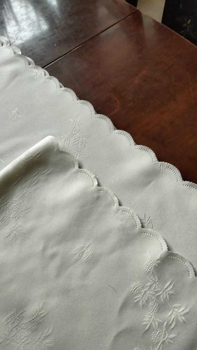 subtelny obrus ecri z wytłaczanymi kwiatkami 120//156