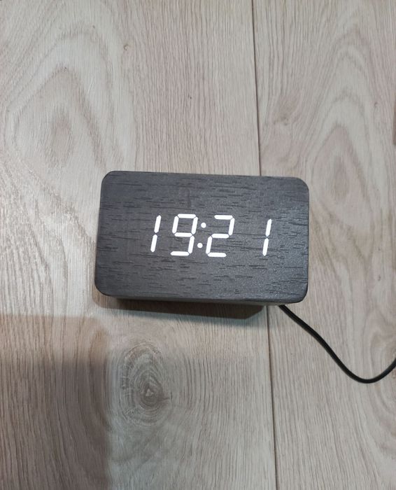 Часы VST электронные настольные