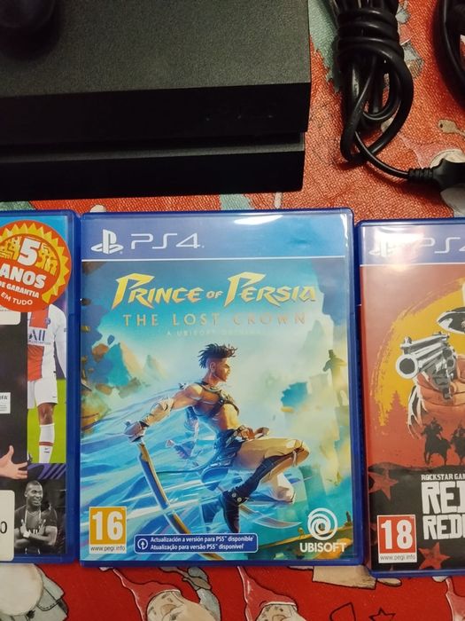 PS4 + 3 Jogos midia fisica
