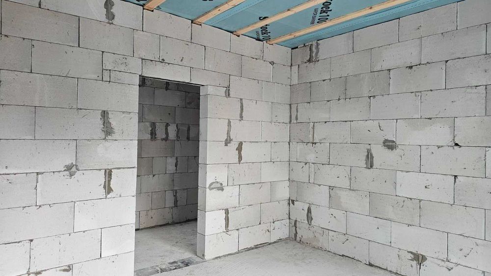 Просторий сучасний будинок з терасою біля лісу та озера.Газ