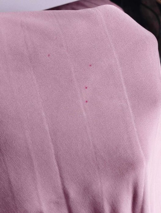 Długa maxi sukienka na wesele z rozcięciem i koronką brudny róż