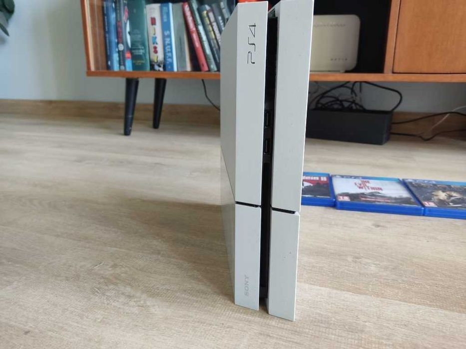 PS4 biały 500GB 2 pady 5 gier