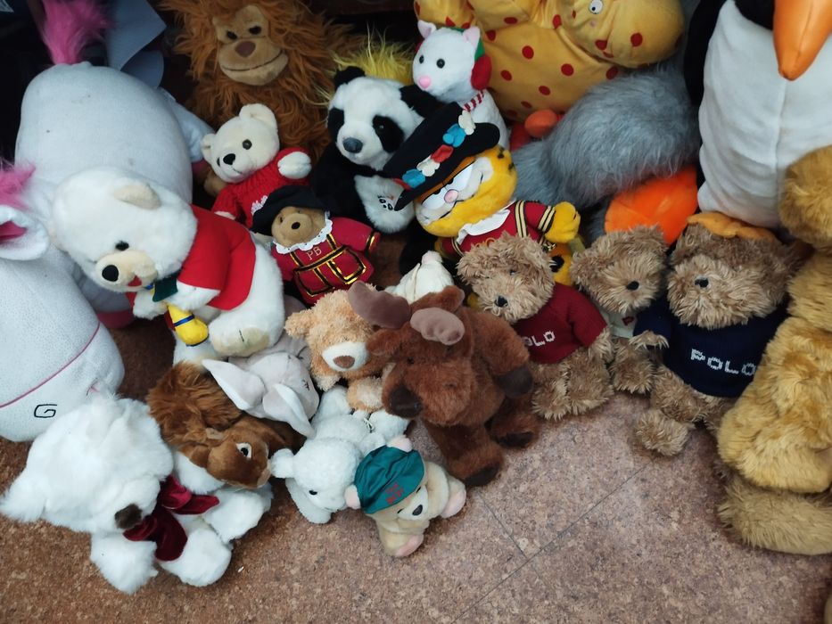 35 peluches variados tamanhos