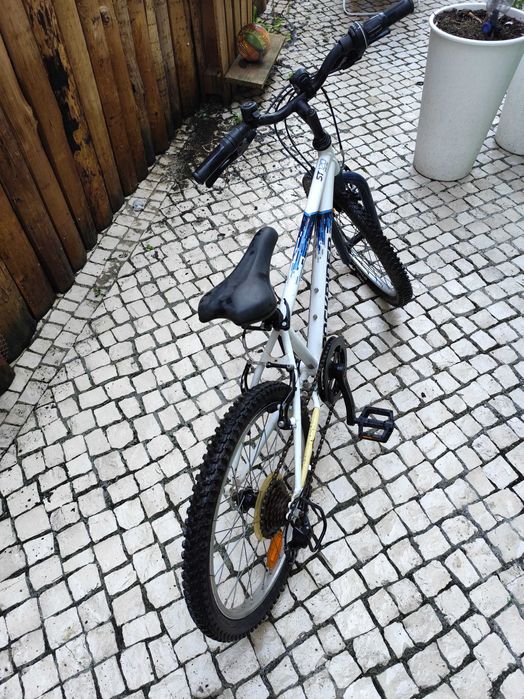 Bicicleta e criança ROCKRIDER  ST120 20" 6-9 ANOS branco e azul