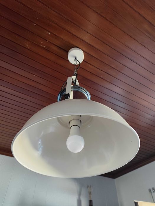 Candeeiro suspenso lacado cor marfim