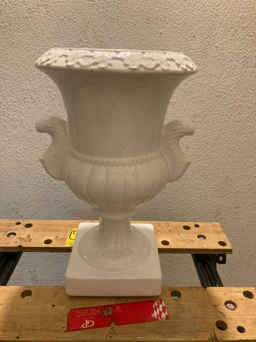 Vários objetos em porcelana decorativa