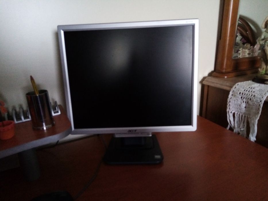 Computer, screen, keyboard, speakers, mouse and desk, everything works64585109137666121