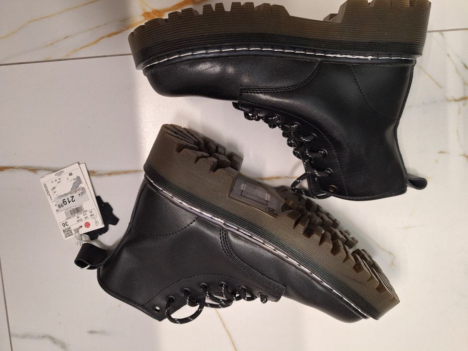 Buty z cholewką, ze skóry sznurowane typu martensy