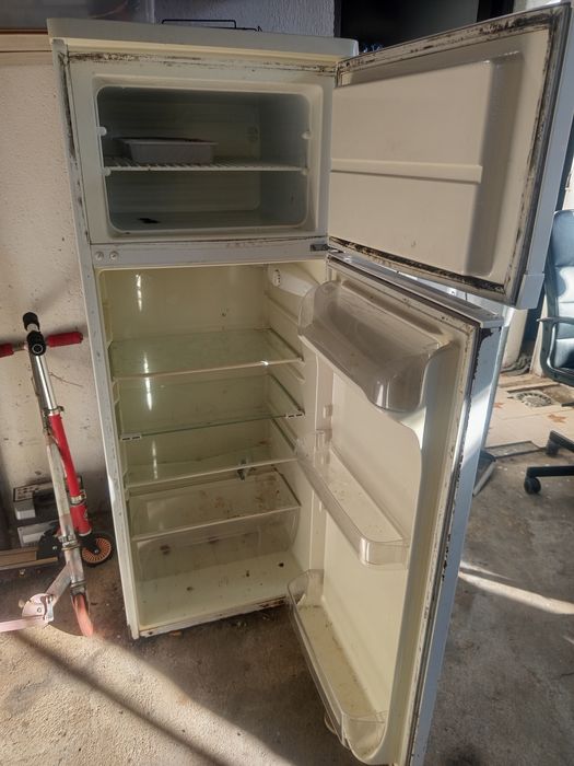 Vendo geladeira usada mais funcionando bem.