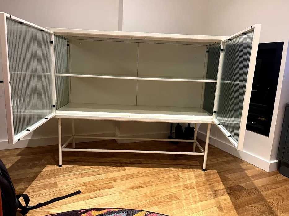 Vitrina / Aparador em metal branco e vidro esverdeado