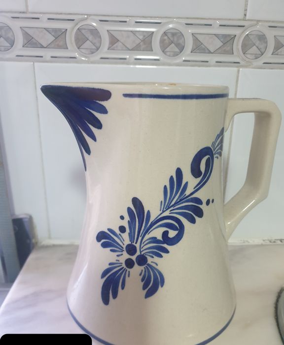 Louca de ceramica pintada a mão