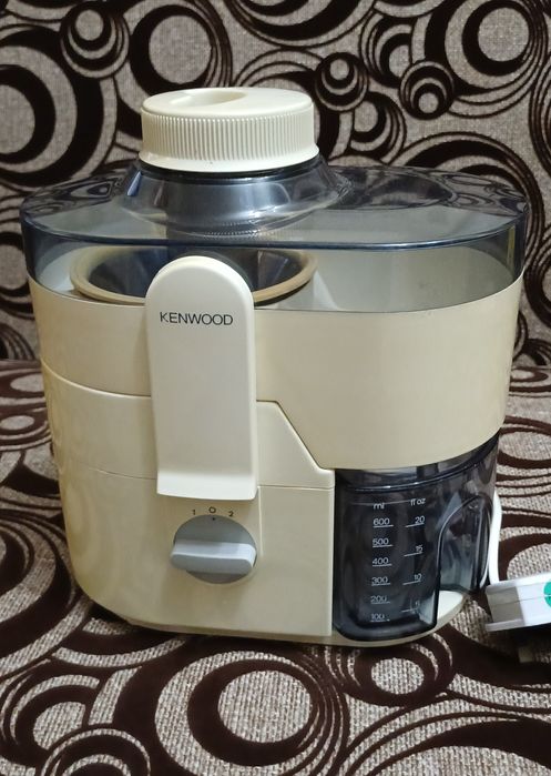 Центробежная соковыжималка Kenwood JE500 белого цвета. 
Тип: центробеж