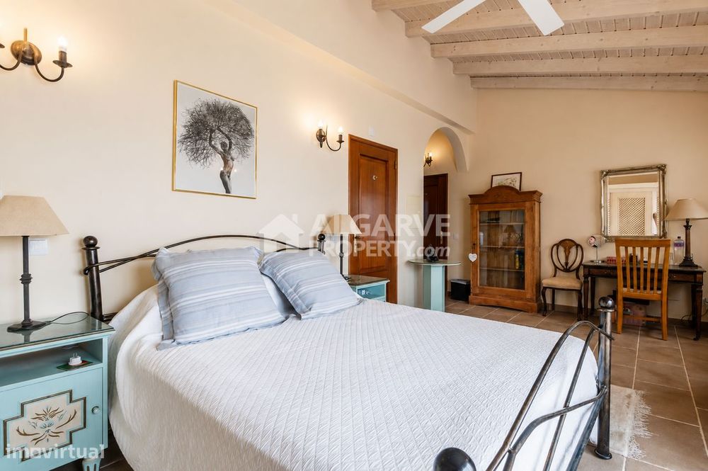 Moradia com Vistas Panorâmicas e Terreno em Estoi