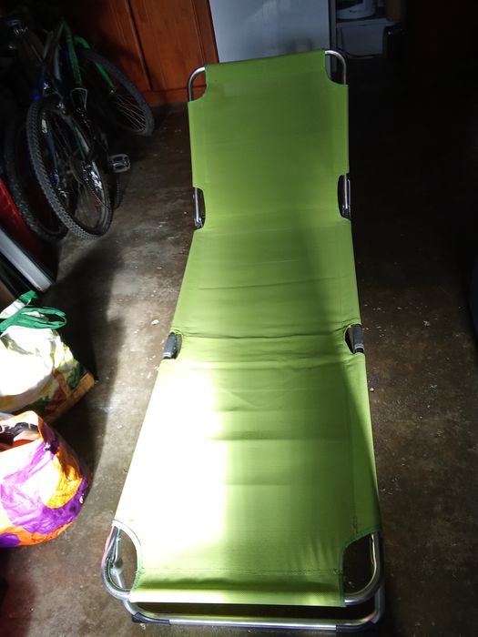 Espreguiçadeira verde.