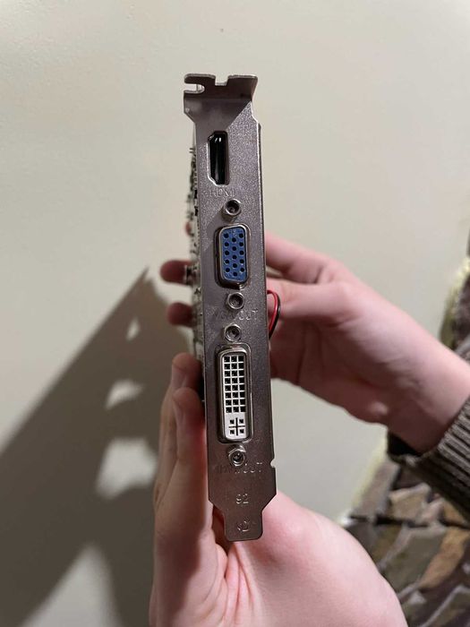 Invidia Gt 440 на 1 ГБ GDDR5 128 bit в чудовому стані для свого року ...