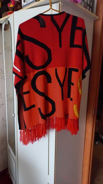 Женская трикотажная накидка.