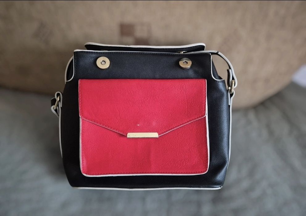 Torebka listonoszka czarno czerwona z długim paskiem