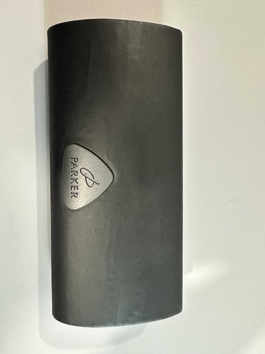 Esferográfica Parker original de cor prateada.