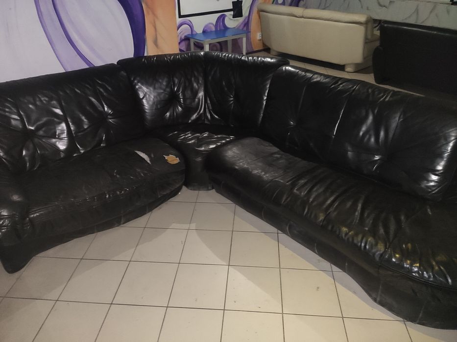 Великий кутовий шкіряний диван, є потертості