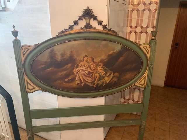 Cama antiga com pintura a óleo