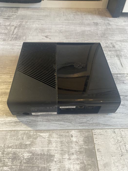 Konsola Xbox 360 E