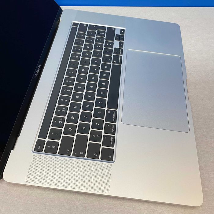 Apple MacBook Pro 16" - A2141 (i9/32GB/512GB SSD/Radeon Pro 5300M 4GB)