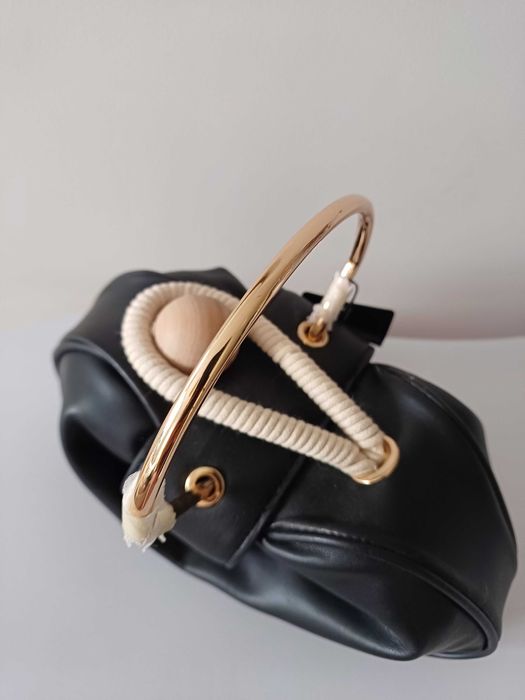 Torebka Mango czarna złota rączka sculptural mini