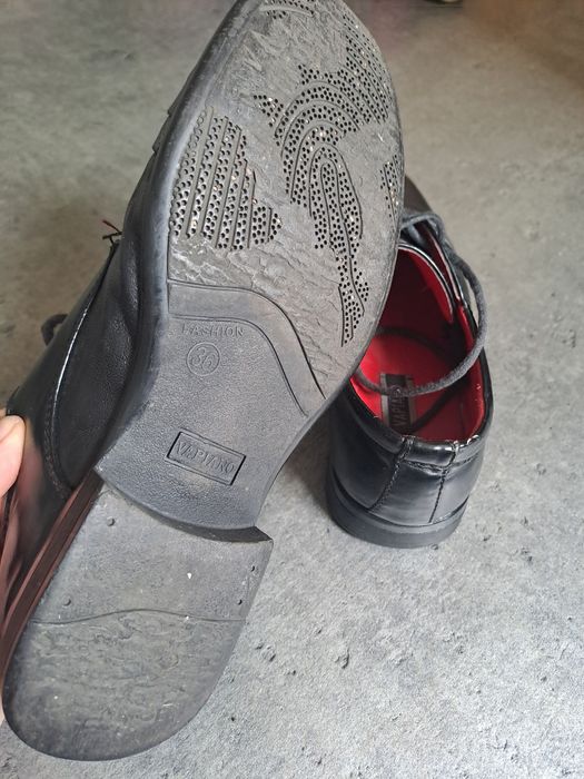 Buty eleganckie, wizytowe półbuty czarne chłopięce Vapiano rozm.36