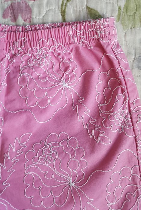 Krotkie haftowane spodenki Next r.80
