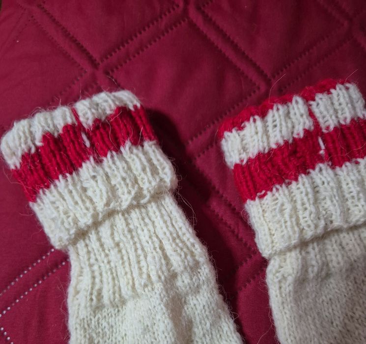 Skarpety z wełny owczej robione ręcznie.