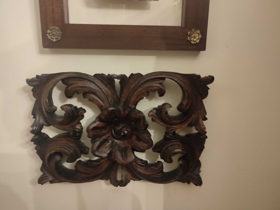 Talha rendada em madeira preparada para aplicação na parede