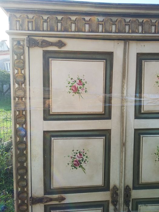 Armário antigo e móvel de canto pintado á mão com mais de 100 anos