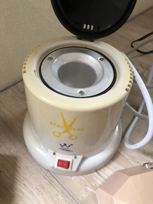 Стерилізатор, лампа, пуф під руки