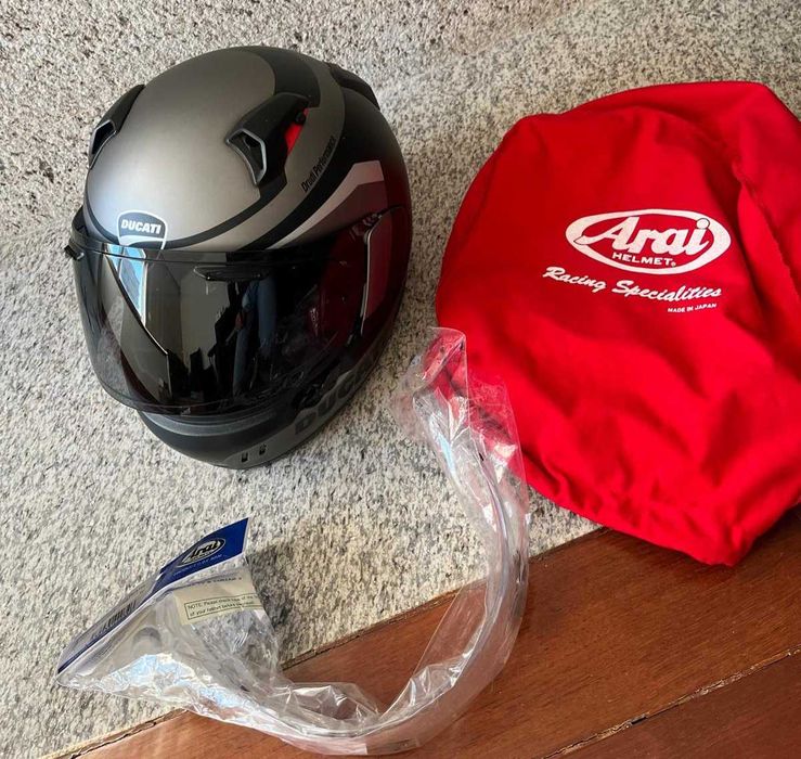 Blusão Dainese, Capacete ARAI Renegade V e Botas TCX Ducati