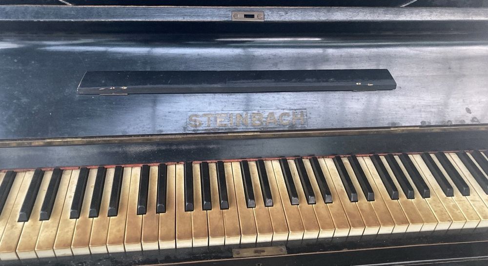 Piano vertical Steinbach