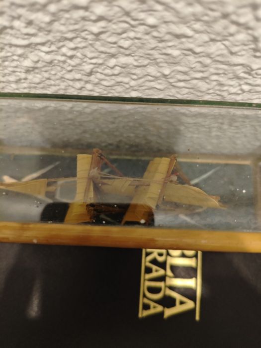 Miniatura de barco artesanal