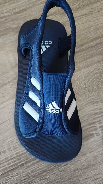 Sandálias da Adidas para menino