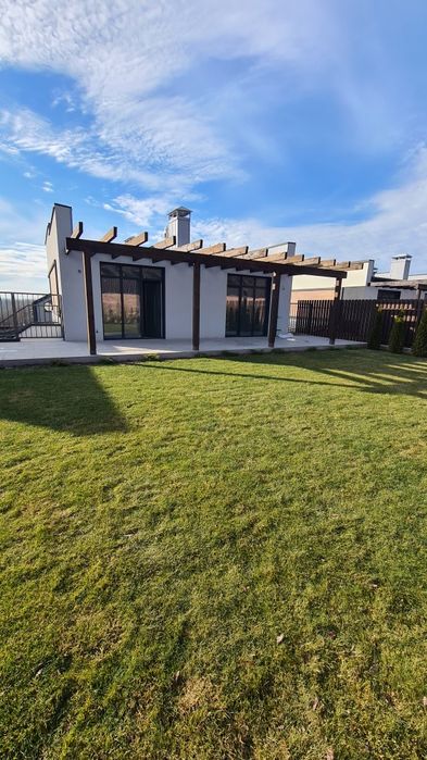 Продам дом 145 кв.м.+ тераса. Парковка на 2 авто 6 соток.