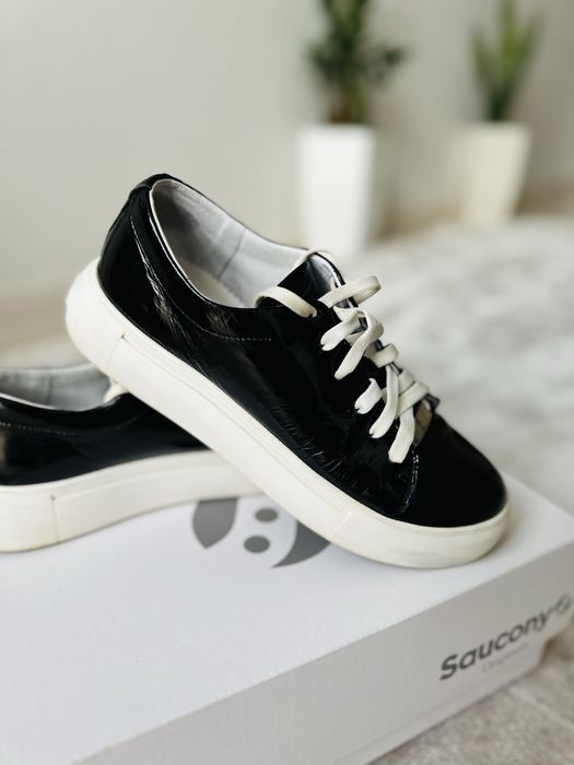 Кросівки лакові 36