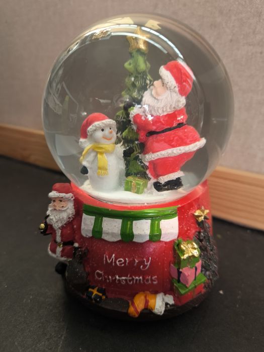 Bola de neve com música e figuras.
Bola de neve decorativa com tema na