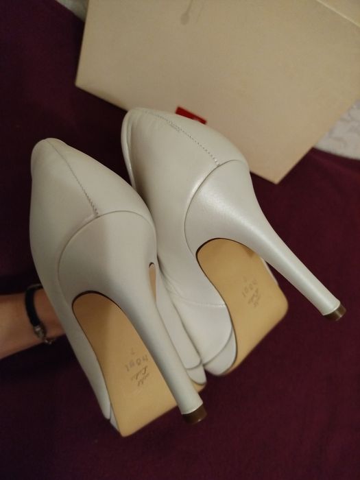 Туфлі-човники на каблуці   HOGL.  UK 7  D41 (бежевого кольору)