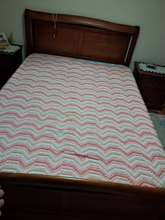 Mobília completa de quarto, estrado, colchão incluídos em cerejeira