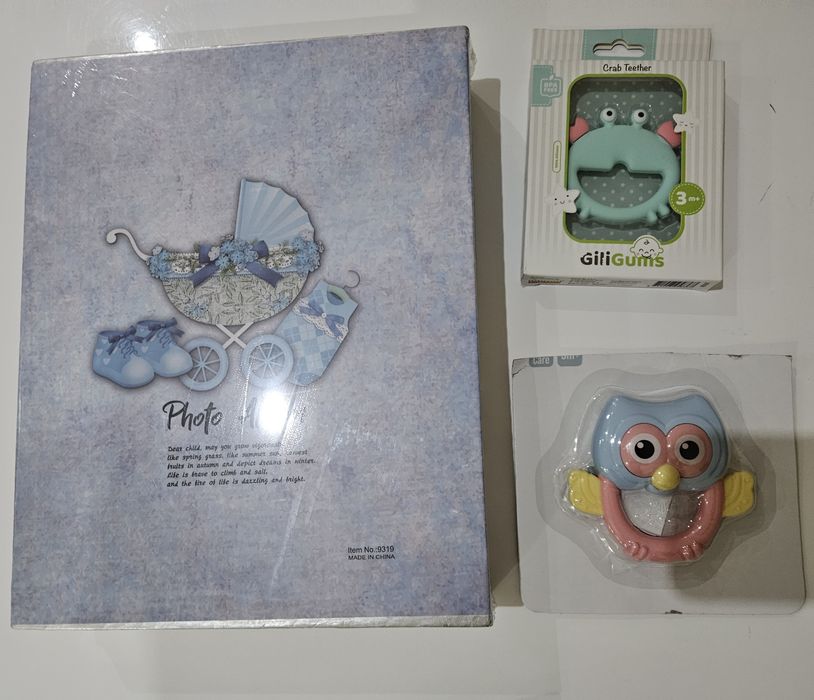 Album na zdjęcia na prezent gratis grzechotka i gryzak dla niemowlaka