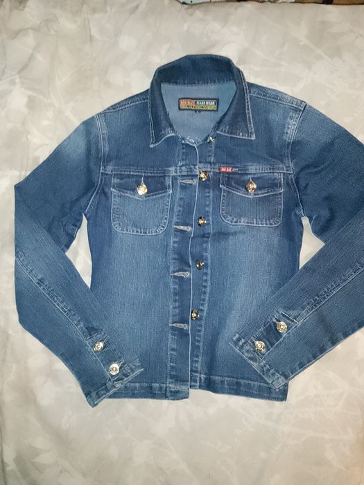 Продампи женскую джинсовую курточку.