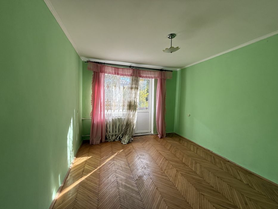 Продаєтья квартира  з діючим камином в центрі смт. Міжгірʼі