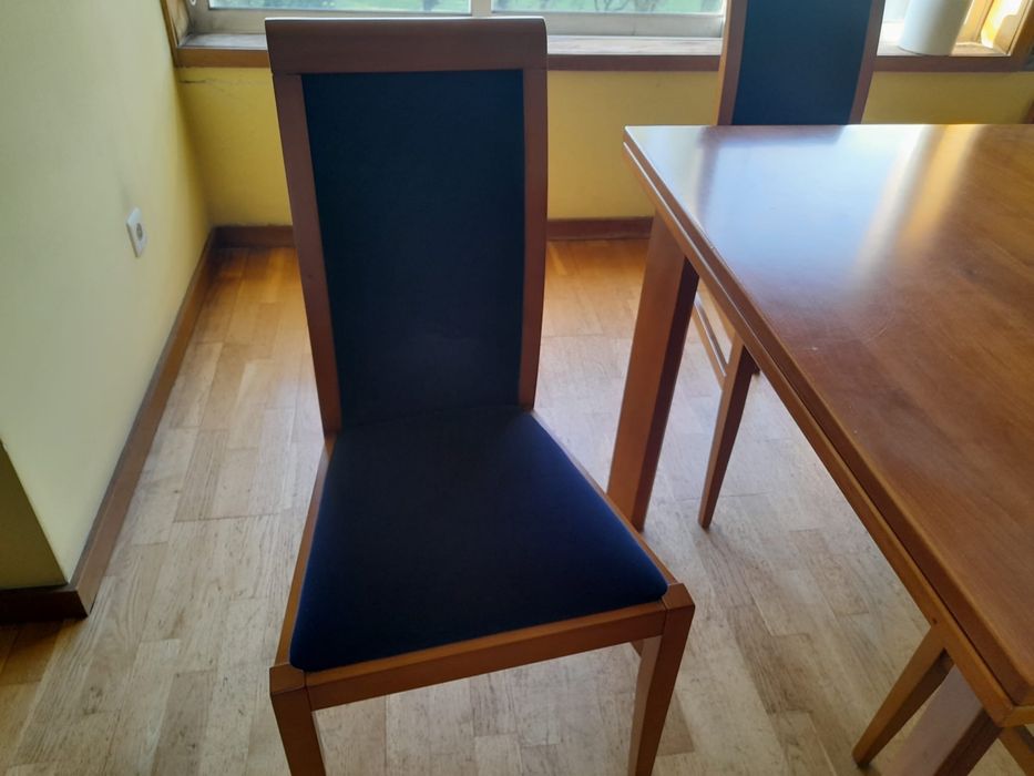Mesa de Jantar Extensivel (4-8 Lugares) + 6 Cadeiras em Ótimo Estado!