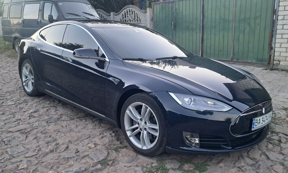 Tesla Model S P85