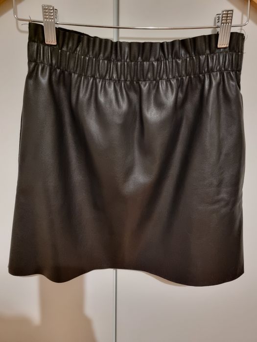 Saia tipo pele cabedal preta da Zara