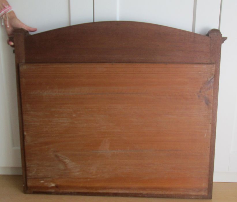 Espelho antigo com moldura de madeira castanha.